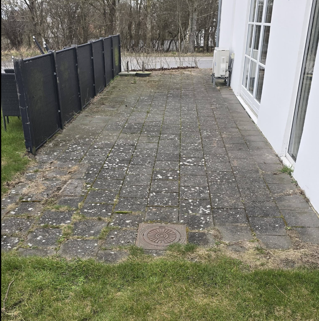 Før billede af fliserens og algebehandling